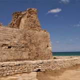 L�ultima torre ancora esistente in terra di Bari si trova a Capitolo, frazione  sud di Monopoli. E� Torre Cintola, in realt� parzialmente distrutta ma non per questo priva di fascino. Il lato che si affaccia sulla costa � quello meglio conservato e ci permette comunque di immaginare la semplice ma imponente struttura originaria, gli altri lati invece sono quasi del tutto crollati